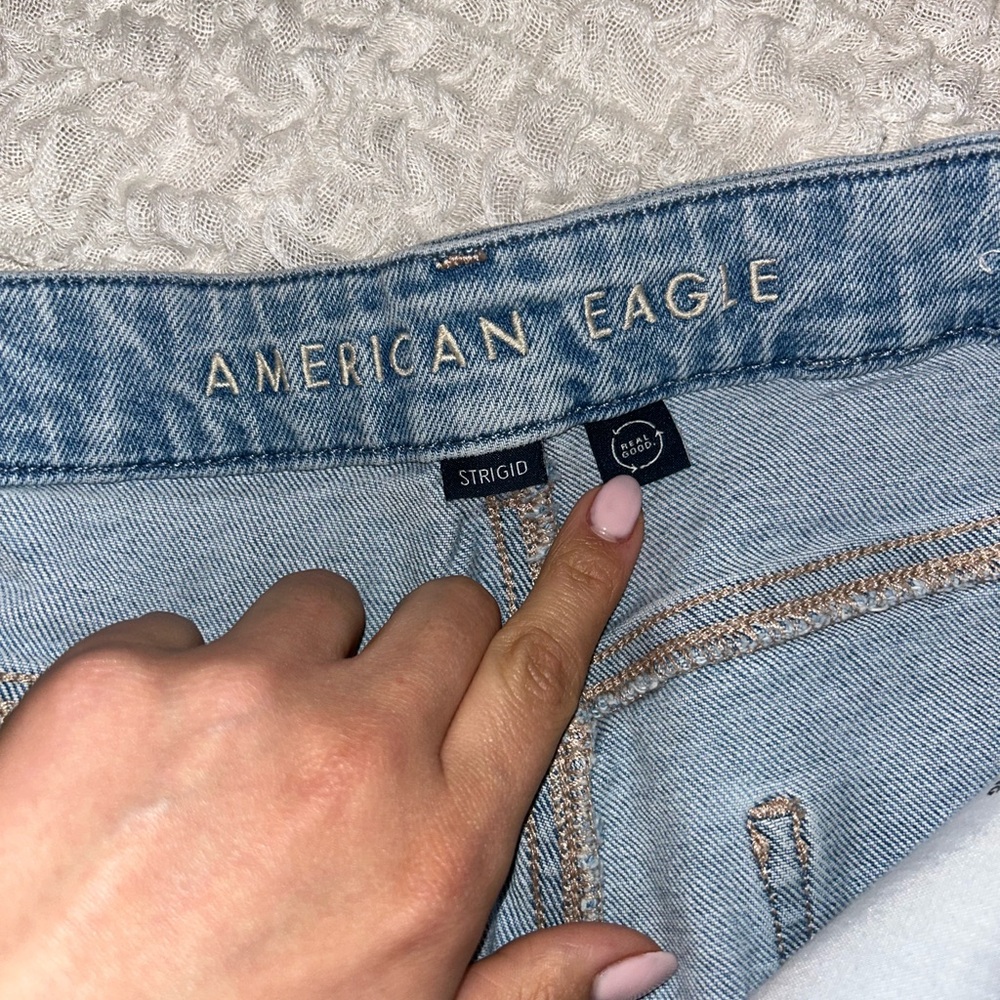 American Eagle Outfitters Light Blue Distressed Curvy Fit Mom Jeans - Picture 4 of 5